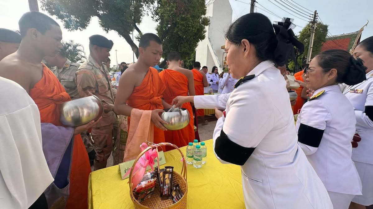title - ส.ป.ก.พิษณุโลก ร่วมพิธีสวดพระพุทธมนต์และทำบุญตักบาตรถวายพระราชกุศล เนื่องในโอกาสการประกาศยกย่องพระเกียรติคุณพระราชกรณียกิจในวาระครบ 100 ปี สมเด็จพระนางเจ้ารำไพพรรณี พระบรมราชินี ในรัชกาลที่ 7